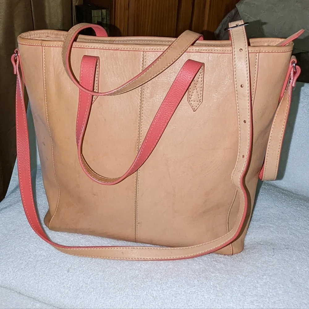 Tannino Cuero leather bag with owl details. Made in Colombia.